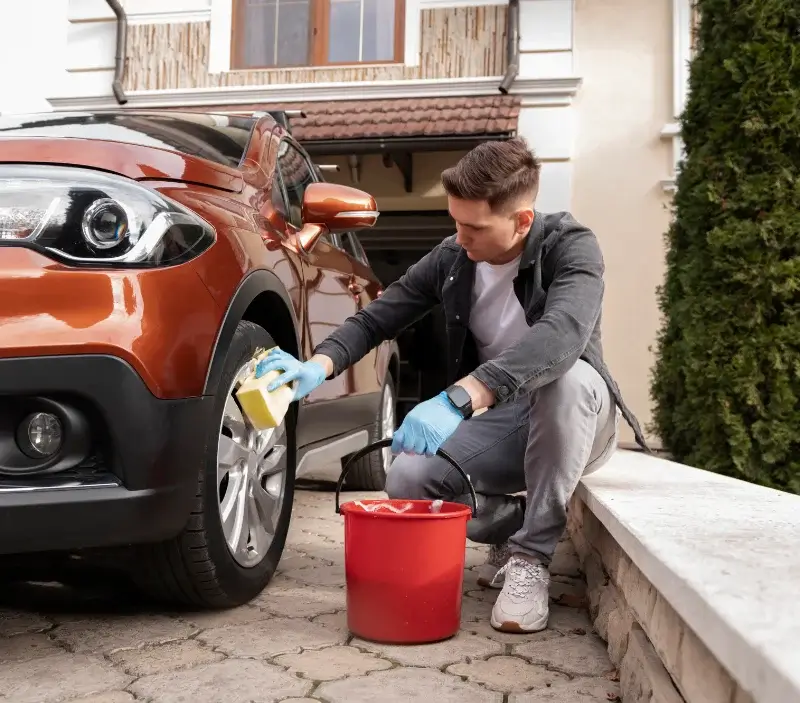 Lavage auto à domicile Vers-sur-Selle : professionnel intervenant sur un véhicule